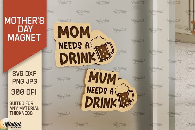 Może przedstawiać: Dwa drewniane znaki z tekstem "Mom needs a drink" i "Mum needs a drink" z grafiką kufla piwa obok każdego zdania.