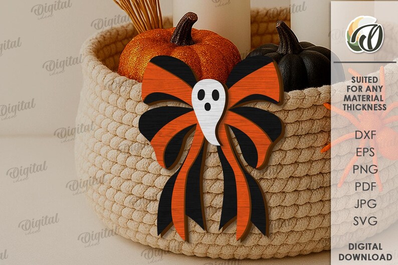 K&ouml;nnte beinhalten: Eine Halloween-Holzschleife mit Geisterausschnitt in einem geflochtenen Korb mit K&uuml;rbissen. Die Schleife hat schwarz-orange Streifen. Der Korb enth&auml;lt einen kleinen orangefarbenen K&uuml;rbis und einen schwarzen K&uuml;rbis. Auf der Seite steht "SUITED FOR ANY MATERIAL THICKNESS".