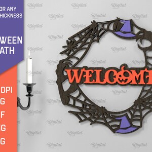 以下が含まれることがあります： クモの巣のデザインとオレンジ色の文字で「WELCOME」と書かれた黒と茶色のハロウィーンリース。リースには魔女の帽子が2つとカボチャの顔も付いています。