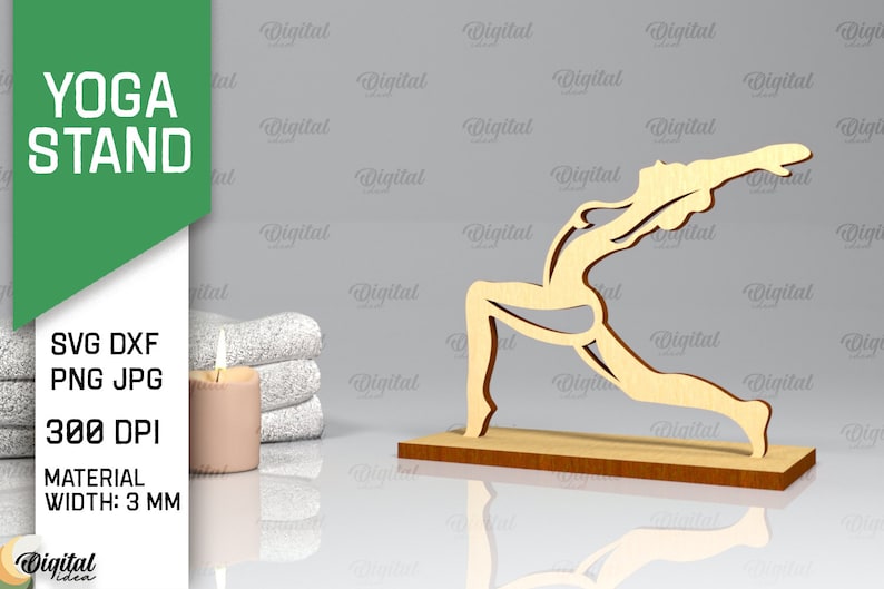 Peut inclure: Support de yoga en bois avec une d&eacute;coupe d'une personne en position de yoga. Le support a une &eacute;paisseur de 3 mm et est pr&eacute;sent&eacute; sur une surface gris clair avec une bougie et des serviettes.