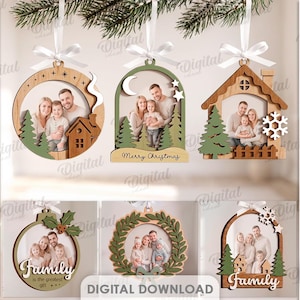 Könnte beinhalten: Eine Sammlung von 10 lasergeschnittenen Holz-Weihnachtsbaumschmuck-Designs mit Fotorahmen, Tannenbäumen, Schneeflocken und Text. Die Ornamente enthalten weiße Bänder und verschiedene Formen wie Kreise, Häuser, Glocken und Sterne als digitaler Download.
