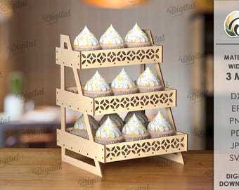 Könnte beinhalten: Ein dreistöckiger Cupcake-Präsentationsständer aus Holz. Jede Ebene enthält Cupcakes mit weißem Zuckerguss und gelben Streuseln. Der Ständer hat dekorative Ausschnitte und ist aus hellem Holz gefertigt. Die Materialbreite beträgt 3 mm.