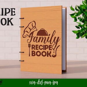 Może przedstawiać: Drewniana książka kucharska z tekstem "Family Recipe Book" w brązowych literach. Książka ma czapkę szefa kuchni i grafikę łyżki i widelca.