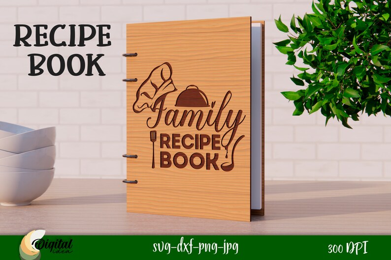 Może przedstawiać: Drewniana książka kucharska z tekstem "Family Recipe Book" w brązowych literach. Książka ma czapkę szefa kuchni i grafikę łyżki i widelca.