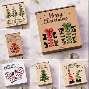 Może przedstawiać: Kolekcja dziesięciu wzorów drewnianych pudełek o tematyce bożonarodzeniowej. Pudełka posiadają wycięte wzory choinek, rękawic i ozdób, z napisami takimi jak "Merry Christmas" i "Happy New Year". Szerokość materiału wynosi 3 mm.