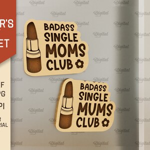Może przedstawiać: Dwa drewniane magnesy wycięte laserowo z wzorem szminki i tekstem "Badass Single Moms Club" czarnymi literami.
