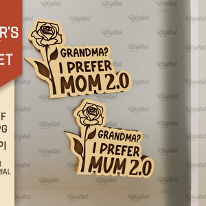 Może przedstawiać: Dwa drewniane znaki z motywem r&oacute;ży i tekstem "Grandma? I prefer Mom 2.0" i "Grandma? I prefer Mum 2.0".