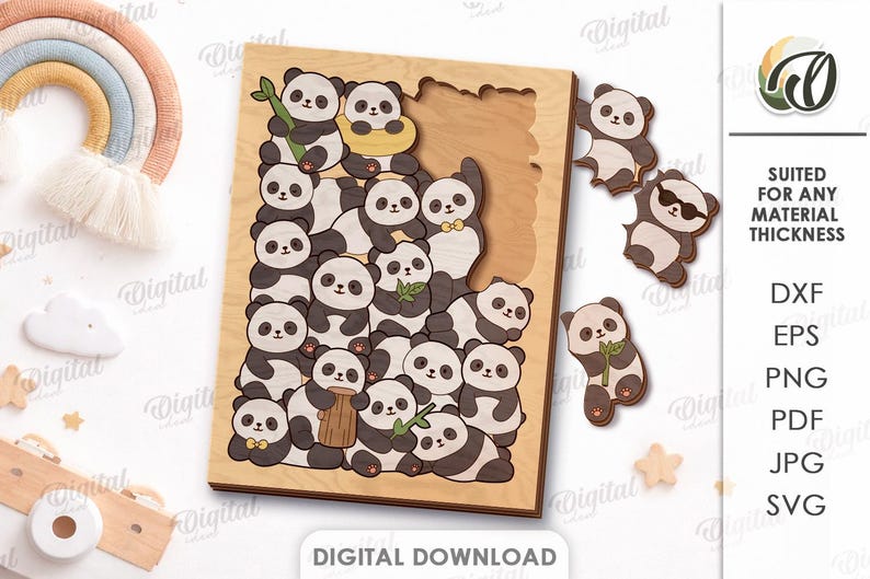 Puede incluir: Un tablero de rompecabezas de madera con una colecci&oacute;n de osos panda ilustrados en varias poses, algunos sosteniendo bamb&uacute; o usando gafas de sol. El dise&ntilde;o incluye un marco rectangular con un &aacute;rea recortada y varias piezas sueltas.