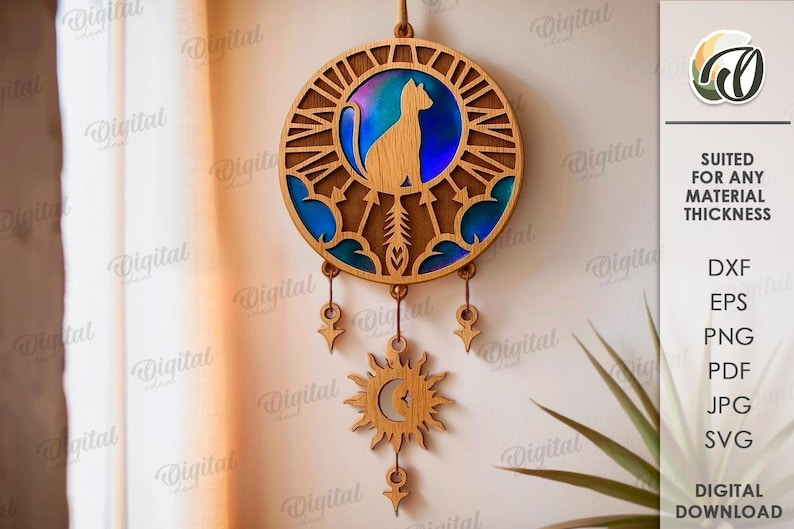 Peut inclure: D&eacute;coration murale en bois sur le th&egrave;me du chat, avec un design circulaire. La silhouette du chat est au centre, entour&eacute;e d'un fond bleu et violet. Le design comprend un soleil et une lune en bas, avec des &eacute;l&eacute;ments d&eacute;coratifs suspendus. Le texte &agrave; droite dit "SUITED FOR ANY MATERIAL THICKNESS".