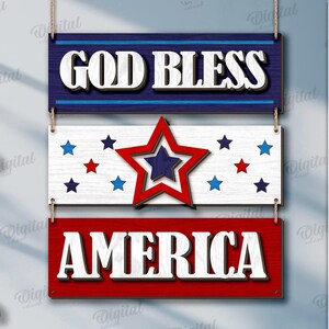 Peut inclure: Panneau en bois patriotique &agrave; trois niveaux. Le premier affiche "GOD BLESS" en blanc sur fond bleu. Le second, blanc, pr&eacute;sente des &eacute;toiles rouges et bleues. Le troisi&egrave;me, rouge, affiche "AMERICA" en blanc. Id&eacute;al pour un t&eacute;l&eacute;chargement num&eacute;rique.