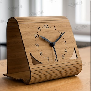 K&ouml;nnte beinhalten: Holz-Schreibtischuhr mit hellbraunem Finish. Die Uhr hat schwarze Zeiger und Ziffern, ein einzigartiges geschwungenes Design und Ausschnittdetails. Die Breite der Uhr betr&auml;gt 3 mm.