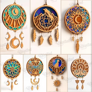 Puede incluir: Una colección de diez diseños de atrapasueños de madera, cada uno con intrincados patrones cortados con láser y acentos coloridos. Los diseños incluyen lunas, plumas y motivos celestiales. El texto dice "10 DESIGNS" y "DIGITAL DOWNLOAD".