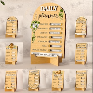 Puede incluir: Una colección de diez planificadores diarios y rastreadores de hábitos de madera. El planificador central presenta un encabezado "Daily Planner" con casillas de verificación para tareas diarias. Ancho del material: 3 mm. Descarga digital.