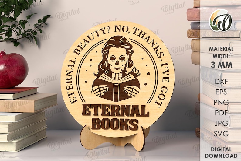 K&ouml;nnte beinhalten: Ein rundes Holzschild mit dem Text "Eternal Beauty? No, Thanks, I've Got Eternal Books." Das Schild zeigt eine Grafik einer sch&auml;delgesichtigen Frau, die ein Buch liest. Das Schild wird auf einem Holzst&auml;nder ausgestellt.