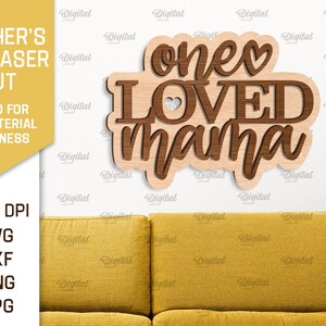 以下が含まれることがあります： 茶色と薄い茶色のカラーリングで「one loved mama」という文字が書かれた木製の看板。看板は雲の形をしていて、「loved」という単語にハート型の切り抜きが施されています。