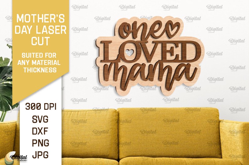 以下が含まれることがあります： 茶色と薄い茶色のカラーリングで「one loved mama」という文字が書かれた木製の看板。看板は雲の形をしていて、「loved」という単語にハート型の切り抜きが施されています。