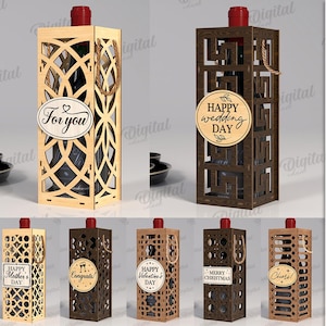 Peut inclure: Présentation de présentoirs à bouteilles de vin en bois découpés au laser. Chaque présentoir présente des motifs découpés et une étiquette avec des textes comme « Avec amour » ou « Joyeux anniversaire ». La largeur du matériau est de 3 mm.