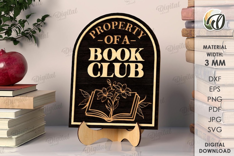 K&ouml;nnte beinhalten: Ein 3 mm dickes Holzschild mit dem Text "PROPERTY OF A BOOK CLUB" in einem dekorativen Bogen. Das Schild zeigt ein offenes Buch mit floralen Akzenten. Es wird von einem Holzst&auml;nder getragen.
