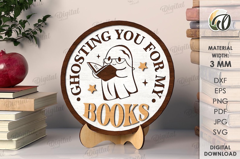 K&ouml;nnte beinhalten: Runder Holzschild mit dem Text "Ghosting You For My Books" und einem Cartoon-Geist, der ein Buch liest. Das Schild wird von einem Holzst&auml;nder getragen. Die Materialbreite betr&auml;gt 3 mm.