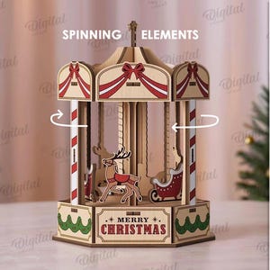 Può includere: Una giostra in legno con elementi rotanti, con una renna e una slitta. La giostra ha accenti rossi e bianchi, con il testo "Merry Christmas". Larghezza del materiale: 3 mm. Download digitale disponibile.
