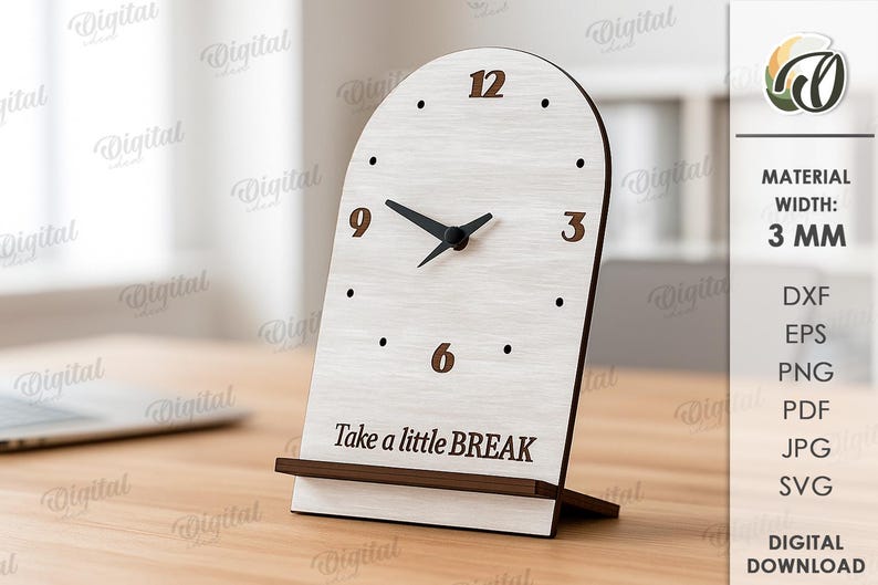 K&ouml;nnte beinhalten: Eine Holz-Schreibtischuhr mit hellem Holzmaserungs-Finish. Das Zifferblatt hat schwarze Zeiger und braune Ziffern. Auf der Basis der Uhr steht "Take a little BREAK". Die Uhr ist 3 mm breit.