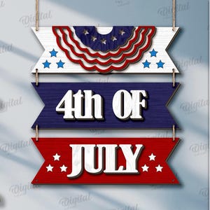 Peut inclure: Une enseigne patriotique en bois pour le 4 juillet, avec trois banni&egrave;res superpos&eacute;es en rouge, blanc et bleu. La banni&egrave;re sup&eacute;rieure a un design festonn&eacute; et des &eacute;toiles, la banni&egrave;re du milieu indique "4th OF", et la banni&egrave;re inf&eacute;rieure dit "JULY".