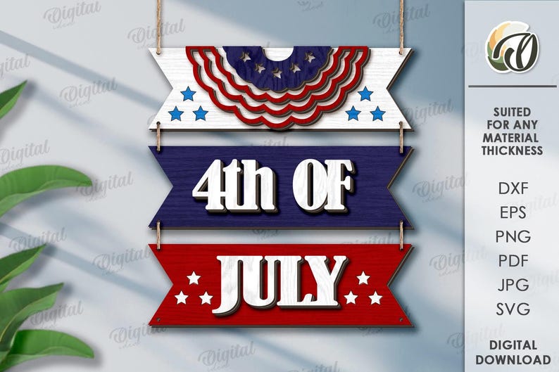 Peut inclure: Une enseigne patriotique en bois pour le 4 juillet, avec trois banni&egrave;res superpos&eacute;es en rouge, blanc et bleu. La banni&egrave;re sup&eacute;rieure a un design festonn&eacute; et des &eacute;toiles, la banni&egrave;re du milieu indique "4th OF", et la banni&egrave;re inf&eacute;rieure dit "JULY".