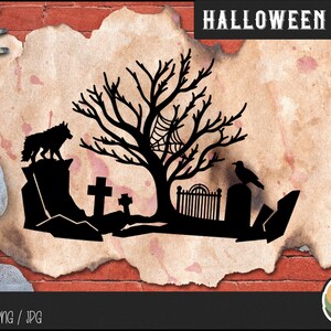 Może przedstawiać: Czarno-biała sylwetka mrocznej sceny halloweenowej z wilkiem, drzewem z pajęczyną, bramą, nagrobkiem i krukiem. Scena rozgrywa się na brązowym, teksturowanym tle.