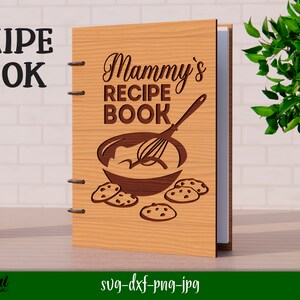 Może przedstawiać: Drewniana okładka książki kucharskiej z tekstem "Mammy's Recipe Book" i grafiką miski do mieszania z trzepaczką i ciasteczkami.