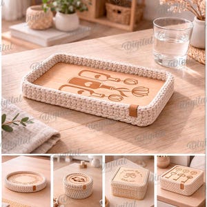 Op de afbeelding: Een rechthoekige beige gehaakte dienblad met een houten basis met een wijnfles en tulp ontwerp. De dienblad heeft een leren accent en is omringd door andere soortgelijke items. De afbeelding bevat ook de tekst "10 DESIGNS" en "DIGITALE DOWNLOAD".