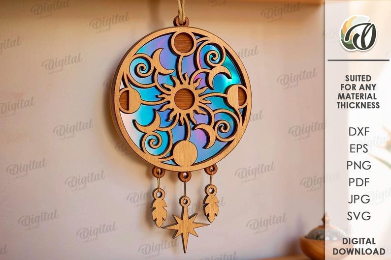 Peut inclure: D&eacute;coration murale c&eacute;leste en bois avec un motif de soleil, de lunes et d'&eacute;toiles. La pi&egrave;ce en bois d&eacute;coup&eacute;e au laser a un fond iris&eacute; color&eacute;. Des plumes d&eacute;coratives et une &eacute;toile pendent du bas. T&eacute;l&eacute;chargement num&eacute;rique.