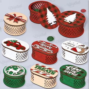 Könnte beinhalten: Eine Sammlung von zehn lasergeschnittenen Weihnachtskisten in verschiedenen Formen und Designs. Die Kisten weisen festliche Dekorationen wie eine Schleife, einen Weihnachtsbaum, Zuckerstangen und den Weihnachtsmann auf. Die Materialbreite beträgt 3 mm.