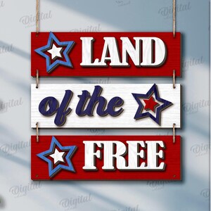 Peut inclure: Panneau en bois patriotique avec les mots "LAND of the FREE" en blanc et bleu marine, agr&eacute;ment&eacute; d'&eacute;toiles. Le panneau est divis&eacute; en trois sections horizontales, chacune avec un fond de couleur diff&eacute;rente.