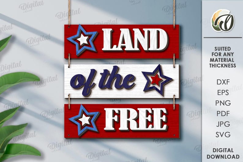 Peut inclure: Panneau en bois patriotique avec les mots "LAND of the FREE" en blanc et bleu marine, agr&eacute;ment&eacute; d'&eacute;toiles. Le panneau est divis&eacute; en trois sections horizontales, chacune avec un fond de couleur diff&eacute;rente.