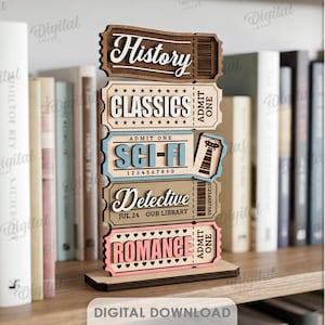 Könnte beinhalten: Ein vertikaler Holzaufsteller mit fünf gestapelten, ticketförmigen Schildern mit den Aufschriften History, Classics, Sci-Fi, Detective und Romance. Jedes Ticket enthält den Text Admit One und eine Materialstärke von 3 mm.