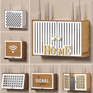Peut inclure: Dix modèles de boîtiers de routeur en bois avec des découpes décoratives et du texte, comme "Home Sweet Home" et "WiFi inside". Les boîtiers sont en bois brun clair et ont des antennes argentées.
