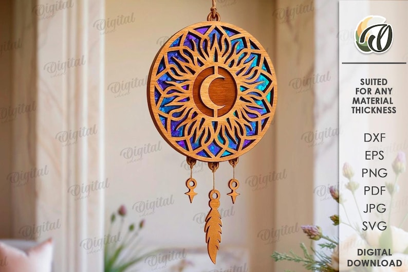 Peut inclure: Un attrape-r&ecirc;ves en bois avec un soleil et une lune, orn&eacute; d'accents bleus et violets semblables &agrave; du vitrail. Il comporte un croissant de lune au centre et des breloques en forme d'&eacute;toiles et de plumes. Le texte dit "SUITED FOR ANY MATERIAL THICKNESS".