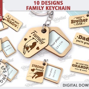 Könnte beinhalten: Zehn Designs für einen Familien-Schlüsselanhänger, jedes mit einem anderen Design und Text. Die Schlüsselanhänger sind aus Holz und haben Platz für ein Foto. Die Designs beinhalten "Familie", "Starke Bindungen", "Energetische Oma", "Meine beste Schwester", "Bester Bruder aller Zeiten", "Papa, du bist großartig", "Wir lieben dich Opa", und mehr. Die Schlüsselanhänger sind für jede Materialstärke geeignet.