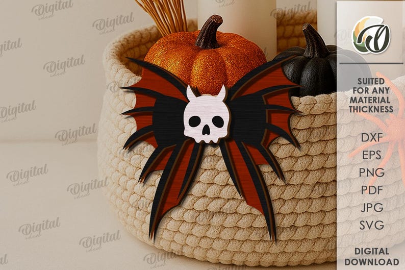 K&ouml;nnte beinhalten: Eine Halloween-Dekorationsschleife mit einem Totenkopf in der Mitte und einem Fledermausfl&uuml;gel-Design in Schwarz, Rot und Holzt&ouml;nen. Die Schleife befindet sich in einem geflochtenen Korb mit K&uuml;rbissen und Kerzen. Der Text lautet "SUITED FOR ANY MATERIAL THICKNESS".
