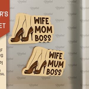 Może przedstawiać: Dwa drewniane znaki z parą szpilek i tekstem "Wife Mom Boss" i "Wife Mum Boss".