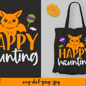 Op de afbeelding: Oranje vleermuis met een schattig gezicht en vleugels, omringd door snoep en de tekst "Happy haunting".