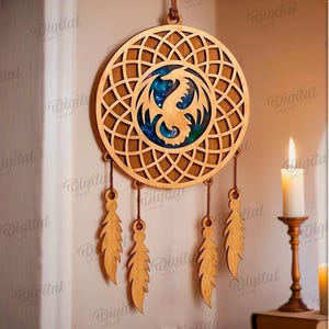 Peut inclure: Attrape-r&ecirc;ves en bois avec un motif de dragon au centre. L'attrape-r&ecirc;ves rond pr&eacute;sente un motif g&eacute;om&eacute;trique et quatre pendentifs en forme de plumes. Le centre pr&eacute;sente une silhouette de dragon avec des accents bleus et verts.