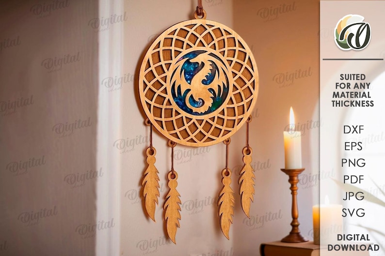 Peut inclure: Attrape-r&ecirc;ves en bois avec un motif de dragon au centre. L'attrape-r&ecirc;ves rond pr&eacute;sente un motif g&eacute;om&eacute;trique et quatre pendentifs en forme de plumes. Le centre pr&eacute;sente une silhouette de dragon avec des accents bleus et verts.