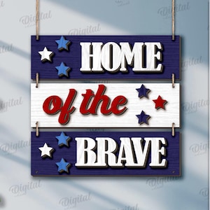 Peut inclure: Panneau en bois patriotique avec les mots "HOME of the BRAVE" en blanc et rouge, agr&eacute;ment&eacute; d'&eacute;toiles bleues et blanches. Le panneau est divis&eacute; en trois sections et est suspendu &agrave; une ficelle.