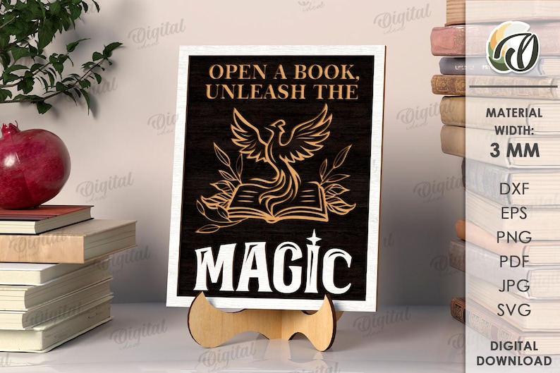 K&ouml;nnte beinhalten: Ein Holzschild mit dem Text "OPEN A BOOK, UNLEASH THE MAGIC" in wei&szlig;en Buchstaben. Das Schild zeigt ein goldenes Ph&ouml;nix-Design &uuml;ber einem offenen Buch. Das Schild ist 3 mm breit und wird auf einem Holzst&auml;nder pr&auml;sentiert.