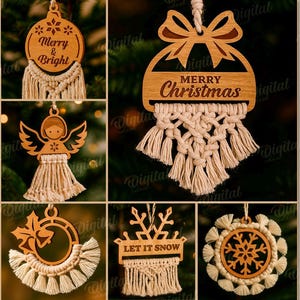 Op de afbeelding: Een verzameling van tien houten kerstversieringen met macramé accenten. Ontwerpen omvatten een kerstboom, engel, sneeuwvlok en de zinnen "Merry Christmas" en "Let it Snow".