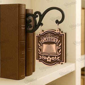 Peut inclure: Panneau d&eacute;coratif marron pour livres, avec le mot "CLASSICS" et une illustration de livre ouvert. Le panneau est suspendu &agrave; un crochet en m&eacute;tal noir. Le panneau est affich&eacute; &agrave; c&ocirc;t&eacute; d'une rang&eacute;e de livres bruns.
