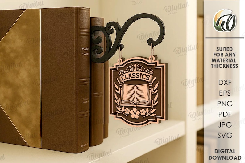 Peut inclure: Panneau d&eacute;coratif marron pour livres, avec le mot "CLASSICS" et une illustration de livre ouvert. Le panneau est suspendu &agrave; un crochet en m&eacute;tal noir. Le panneau est affich&eacute; &agrave; c&ocirc;t&eacute; d'une rang&eacute;e de livres bruns.