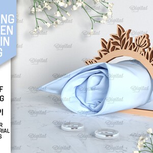 Pu&ograve; includere: Un anello porta tovaglioli in legno con un design floreale, perfetto per un matrimonio o un'occasione speciale. L'anello &egrave; in legno e ha un colore marrone chiaro. &Egrave; decorato con un design floreale che &egrave; tagliato nel legno. L'anello &egrave; mostrato con un tovagliolo blu e due anelli d'argento.