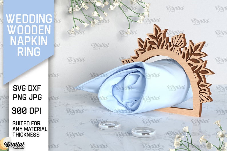 Pu&ograve; includere: Un anello porta tovaglioli in legno con un design floreale, perfetto per un matrimonio o un'occasione speciale. L'anello &egrave; in legno e ha un colore marrone chiaro. &Egrave; decorato con un design floreale che &egrave; tagliato nel legno. L'anello &egrave; mostrato con un tovagliolo blu e due anelli d'argento.